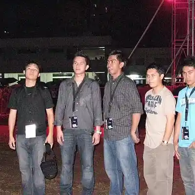 Picture for song '(Slage File-2009)Falling into Memories' by artist 'Fella Show'