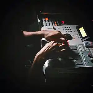 Picture for song '77.-TRAVELS' by artist 'Verx Alen'