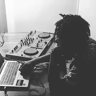 Picture for song 'RUNTZ' by artist 'GLN CVE'