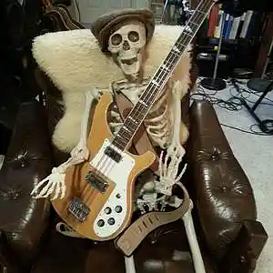 Picture for song 'I'm Beggin'' by artist 'Llewey Jones'