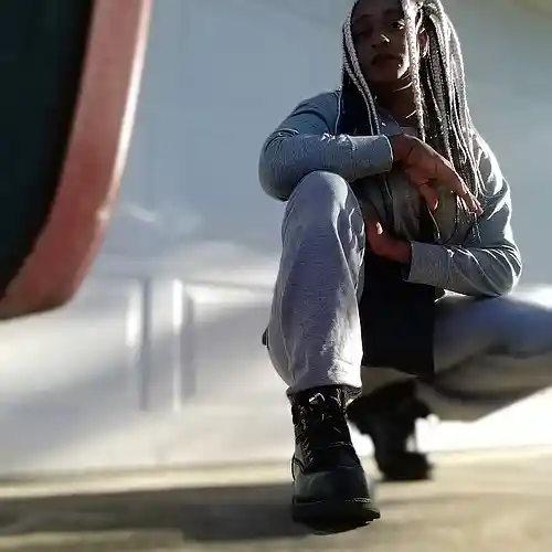 Picture for song 'everybodi got a story 2 tell' by artist 'VetteC'