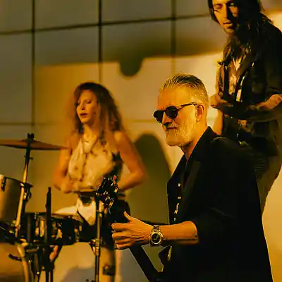 Picture for song 'Busker love, its a wild serenade - Joe _Clatter_ N' by artist 'Joe Clatter Neves and The Silver Wings Band UK'