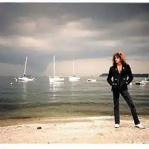 Picture for song 'LOST ON EARTH' by artist 'Gari Saint'