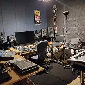 Picture for song 'Strong Beat 82' by artist 'Rob Gee Da' Produsa'