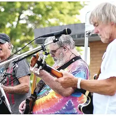 Picture for song 'Green River - Slater Park 2019' by artist 'Acoustic Drive'