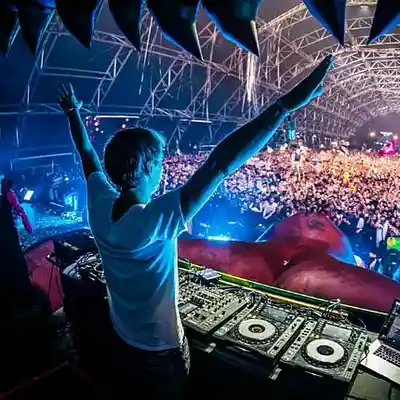 Picture for song 'Let Them Fly (Bright Dreamy Vibrant Pop-Future Bas' by artist 'ALBM Productions'